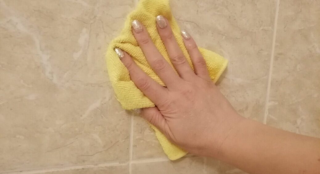 Так робить моя бабця – господиня “старої школи”, а тепер і я: 1 ложка у воду, і плитка блищить – трюк працює 