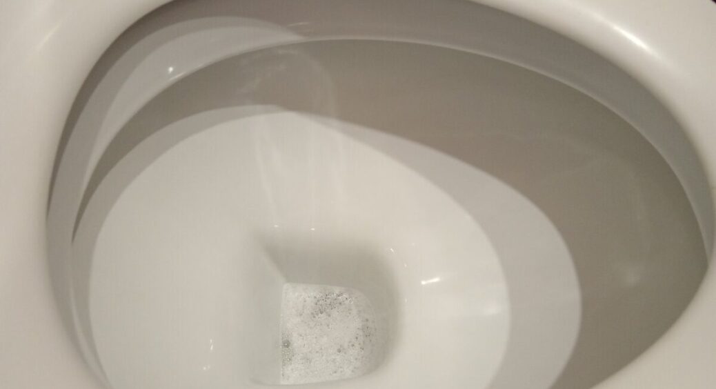 Унітаз був у вапняному нальоті – розчинила 2 таблетки у воді: через 60 хвилин він став, як новий із магазину 