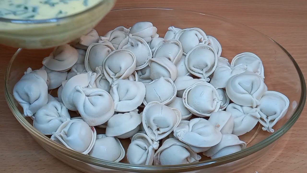 Кулінари розповіли, як приготувати пельмені з сиром та сметаною у духовці