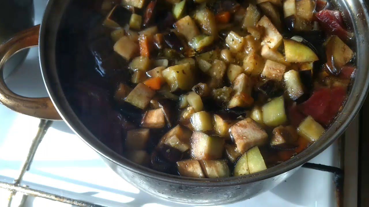 Кулінари розповіли, як приготувати неймовірно смачний борщ з баклажанами