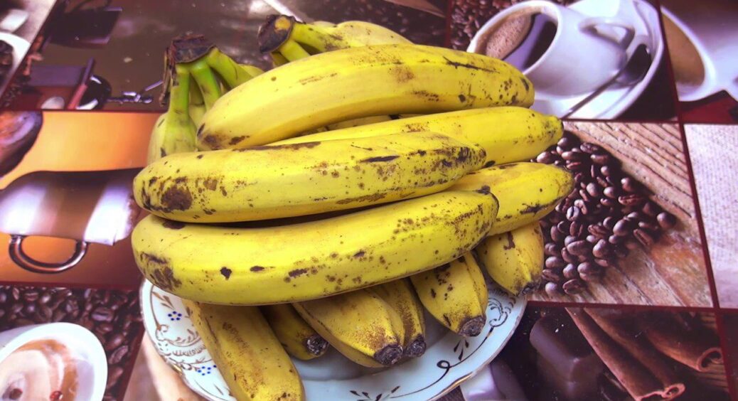 Викидайте далі, поки ваші сусідки мають золото для дому з “нічого”: як використати бананову шкірку у побуті 