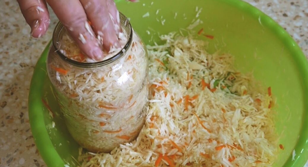 Квашу капусту під гнітом 3 дні при +22 – і отримую хрустку закуску на всю зиму: метод працює на 100% 
