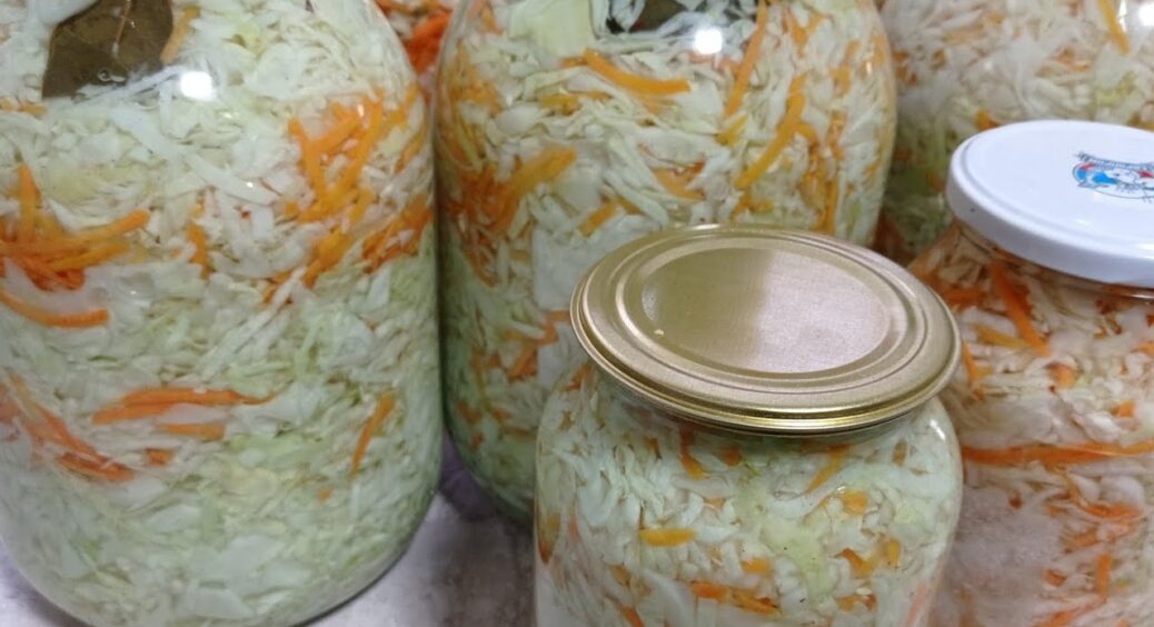 Квашена капуста “Блискавка” – готую за 15 хв, а насолоди на всю зиму: скляні банки стоять по 5-6 місяців 