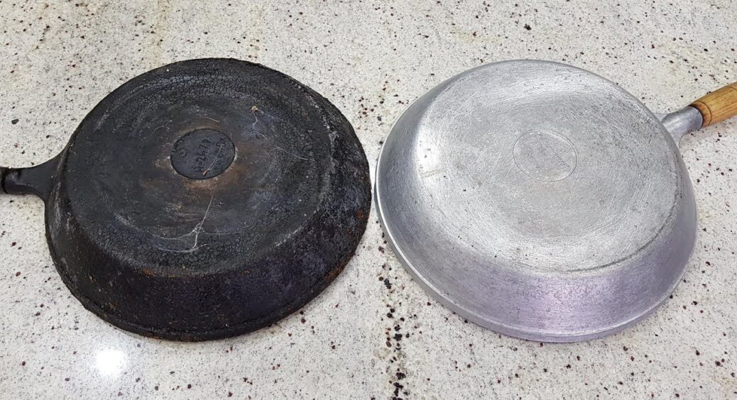 Замість “Фейрі” беру 1 столову ложку “сипучого золота” – сковорідки з нагаром блищать, як нові 