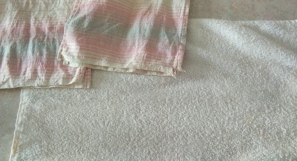 Кухонні рушники знову бездоганно білі – хрумтять як сніг від чистоти: увесь секрет в цьому 1 чудо-засобі 