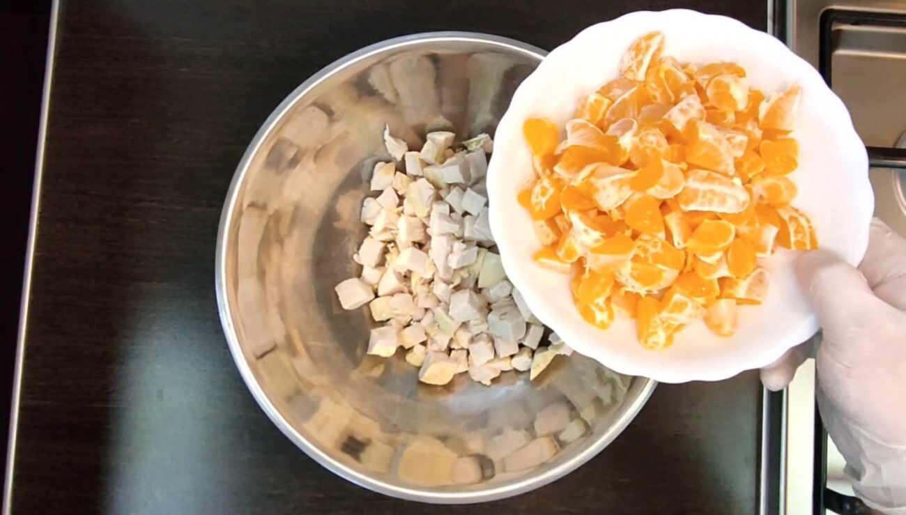 Кулінари поділилися рецептом салату з курки та мандаринів на будь-який випадок