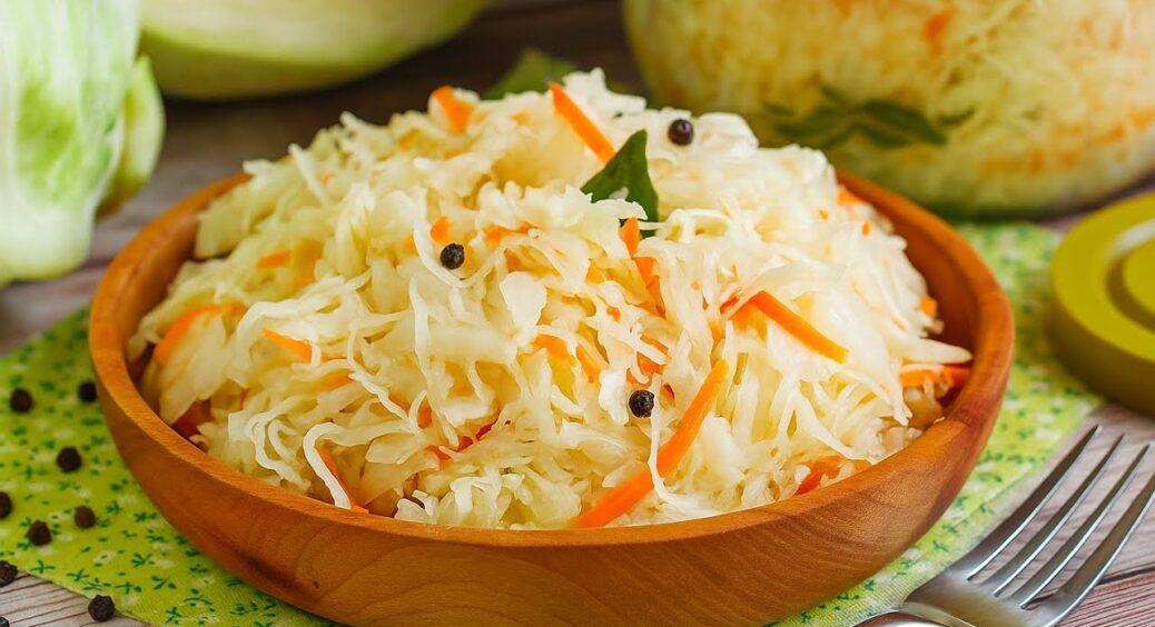 Бабуся 40 років квасила капусту у розсолі – розсіл не витікає, а пропорції ідеальні: 1 до 1 і жодної мороки 