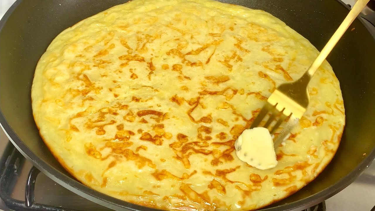 Кулінари розповіли, як приготувати на сніданок смачні яєчні коржики на сковороді