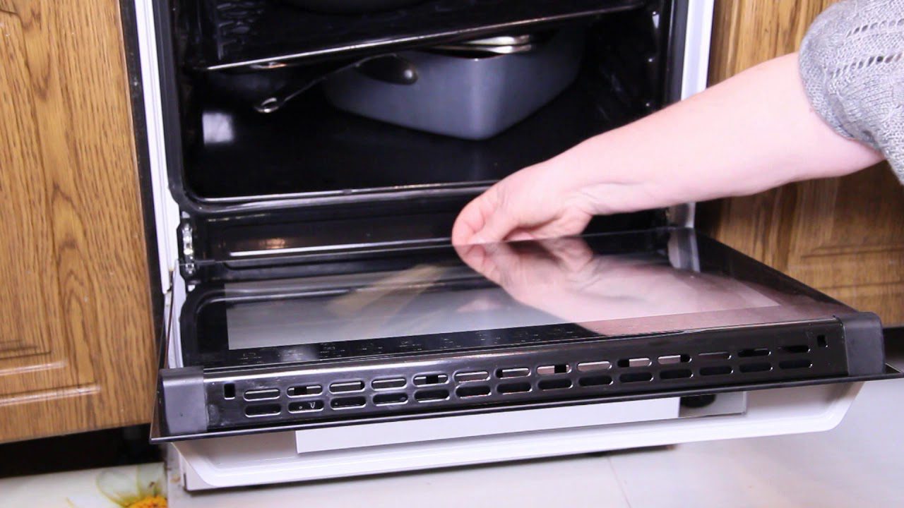 Господині розповіли, як легко очистити внутрішнє скло в духовці за 5 хвилин