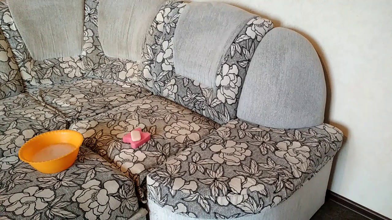 Покоївки розповіли, як освіжити диван і позбутися пилових кліщів без хімчистки