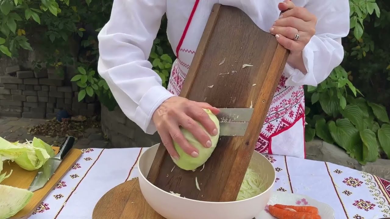 Досвідчені кулінари поділилися простим рецептом ідеальної квашеної капусти