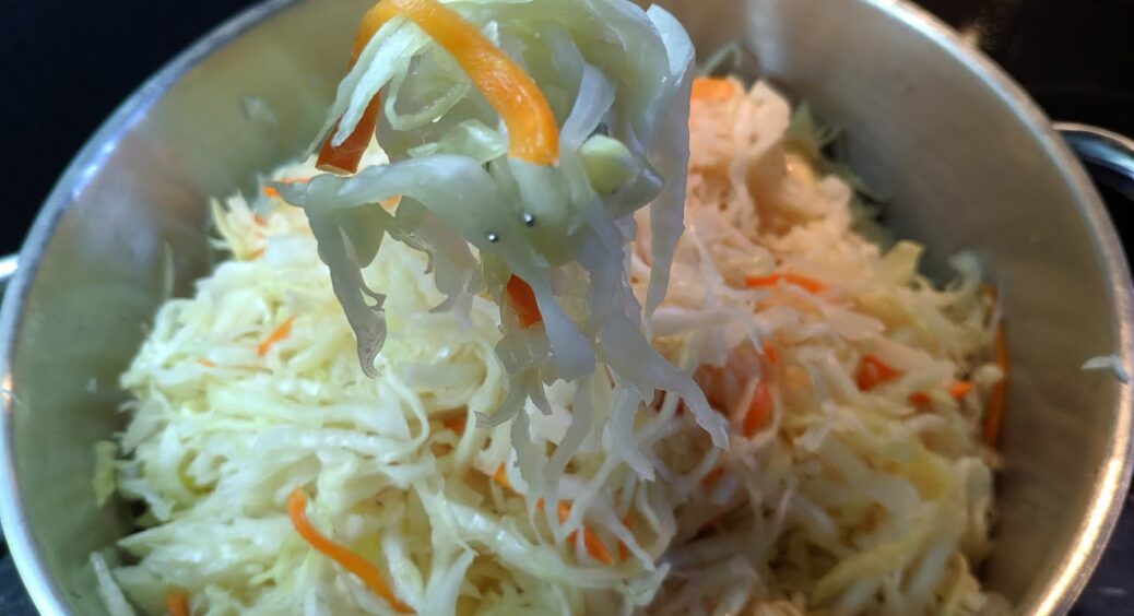 Квашу капусту в 1 цікавому розсолі – і вона виходить така хрустка, що навіть сусідка краде банки з погреба 