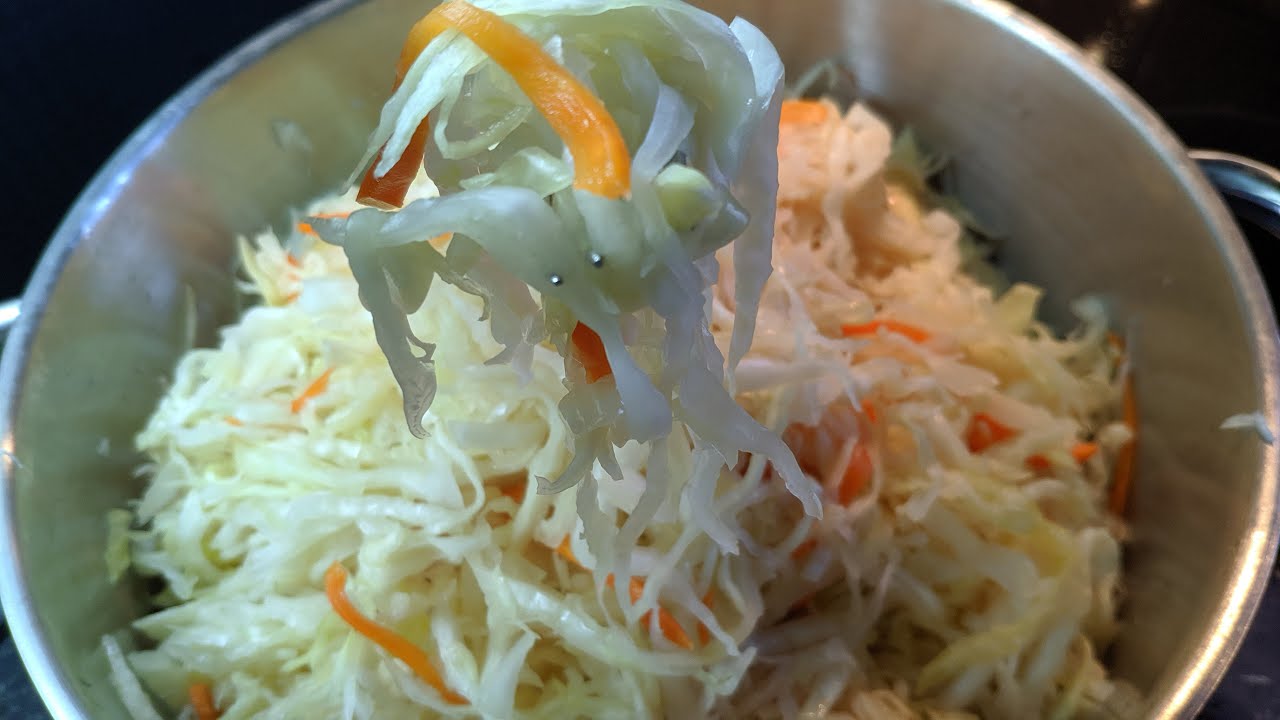 Досвідчені кулінари поділилися простим рецептом ідеальної квашеної капусти