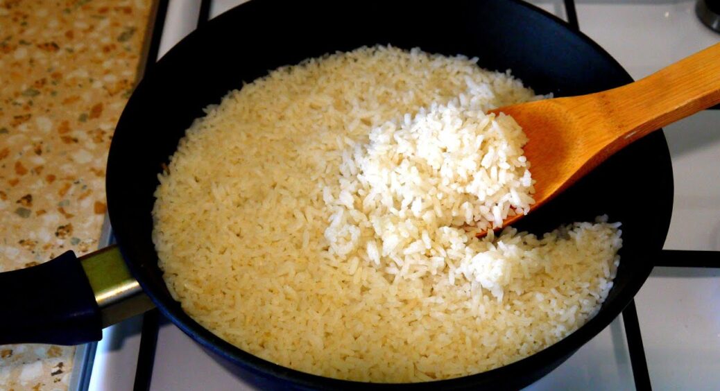 Підсмажую рис 2 хвилини перед тим, як залити водою: такий розсипчастий, але при цьому на зубах не хрумтить 