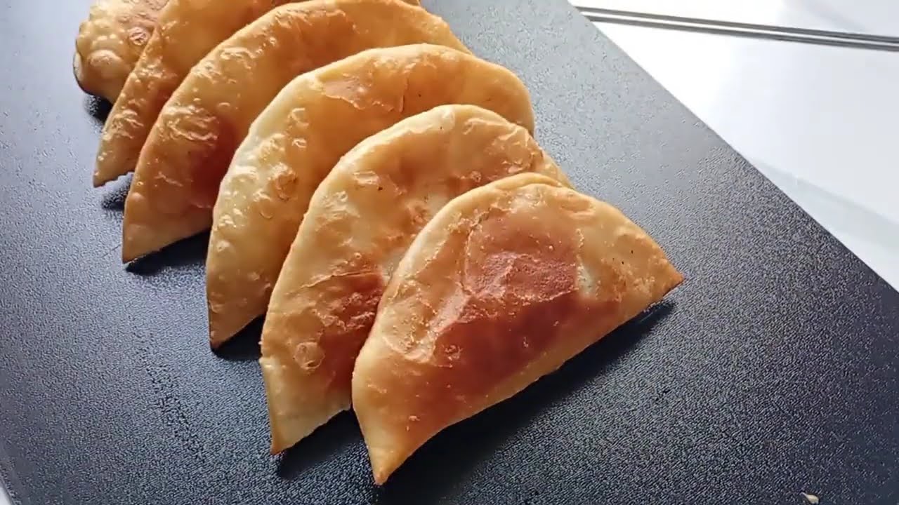 Кулінари розповіли, як швидко приготувати по-справжньому ідеальні чебуреки