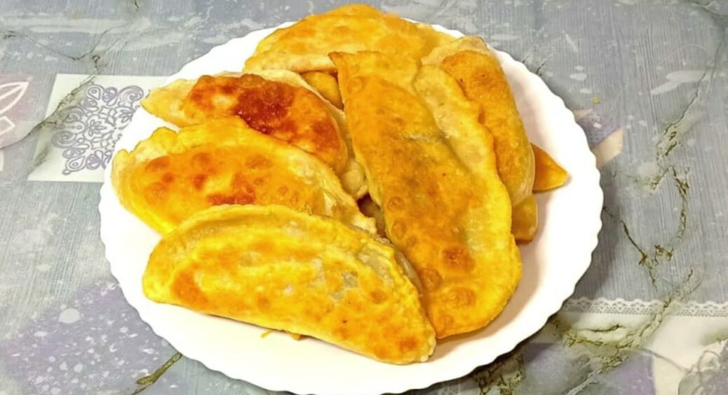 Додаю в тісто 1 ложку горілки – і чебуреки не вбирають тонну олії, лишаються м’які навіть коли охололи 