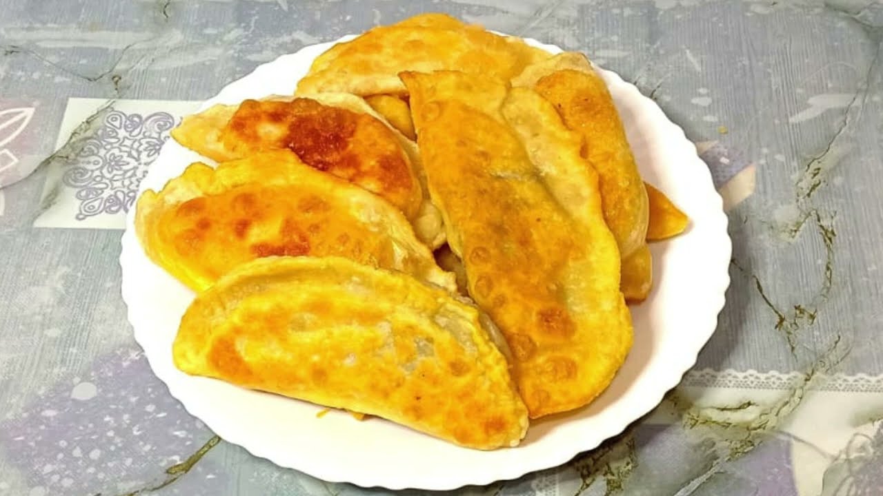 Кулінари розповіли, як швидко приготувати по-справжньому ідеальні чебуреки