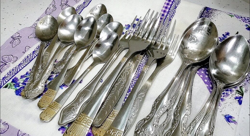 Трюк від господинь “старої школи”: змішала 2 інгредієнти – і чорний наліт змився з виделок, як пил із вікна 