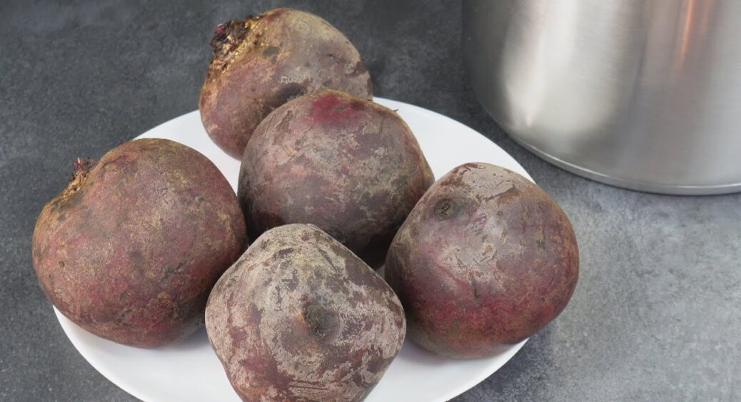 Буряк купляємо кілограмами, готуємо відрами, а їмо — ложками: до смішного проста закуска, але смакує на 100% 