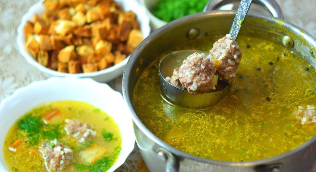 Цей суп з фрикадельками – просять в 5 разів частіше за борщ! Бабуся навчила, як швидко накрутити фрикадельки 