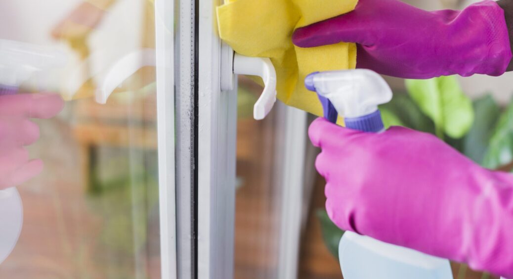 1 столову ложку оцту додаю в 1 літр води, коли перемиваю вікна: блищать, як після професійної хімчистки 