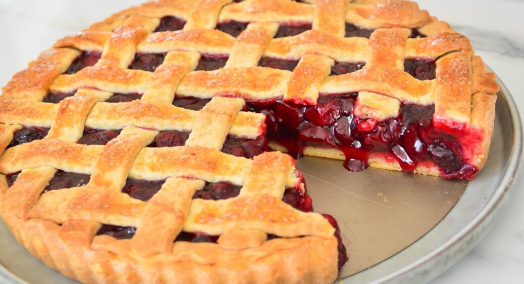 Без метушні випікаю вишневий пиріг, немов “з картинки” – рецепт з бабусиної кулінарної книги 1990-го року 
