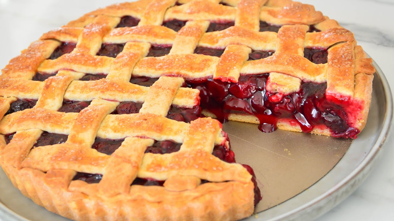 Кулінари розповіли, як без зайвої метушні спекти смачний вишневий пиріг