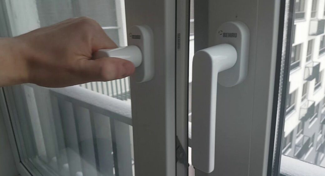 Послухалась свекруху та пройшлася по рамах – протягів немає вже тиждень, хоч надворі -5 і сильний вітер 