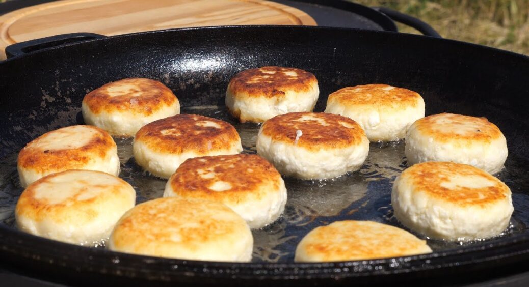 3 ложки цієї крупи замінили стакан борошна: мої сирники – найсмачніші, добре тримають форму і піднімаються 