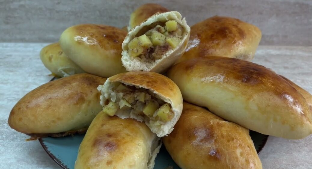 Ароматні пиріжки з картоплею-кубиками у духовці: смак, як у дитинстві, а дріжджове тісто – м’яке, як ПУХ 