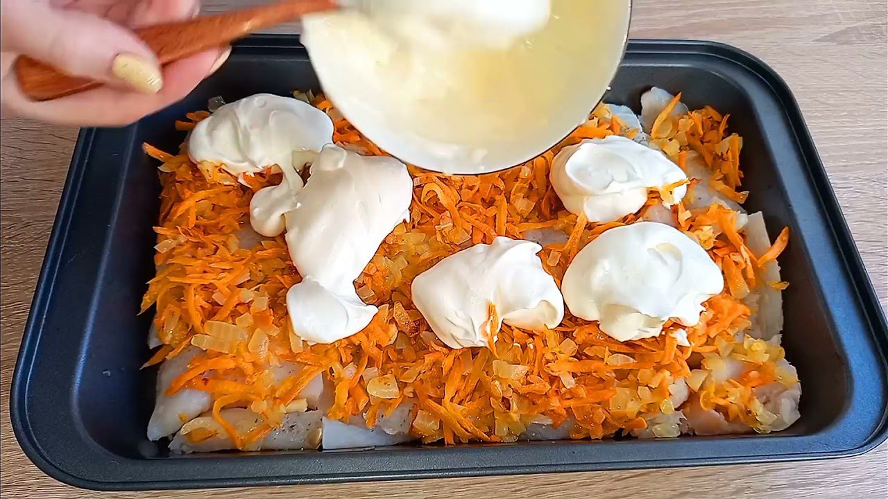 Кулінари розповіли, як приготувати запечену рибу під овочевою шубою і сметаною