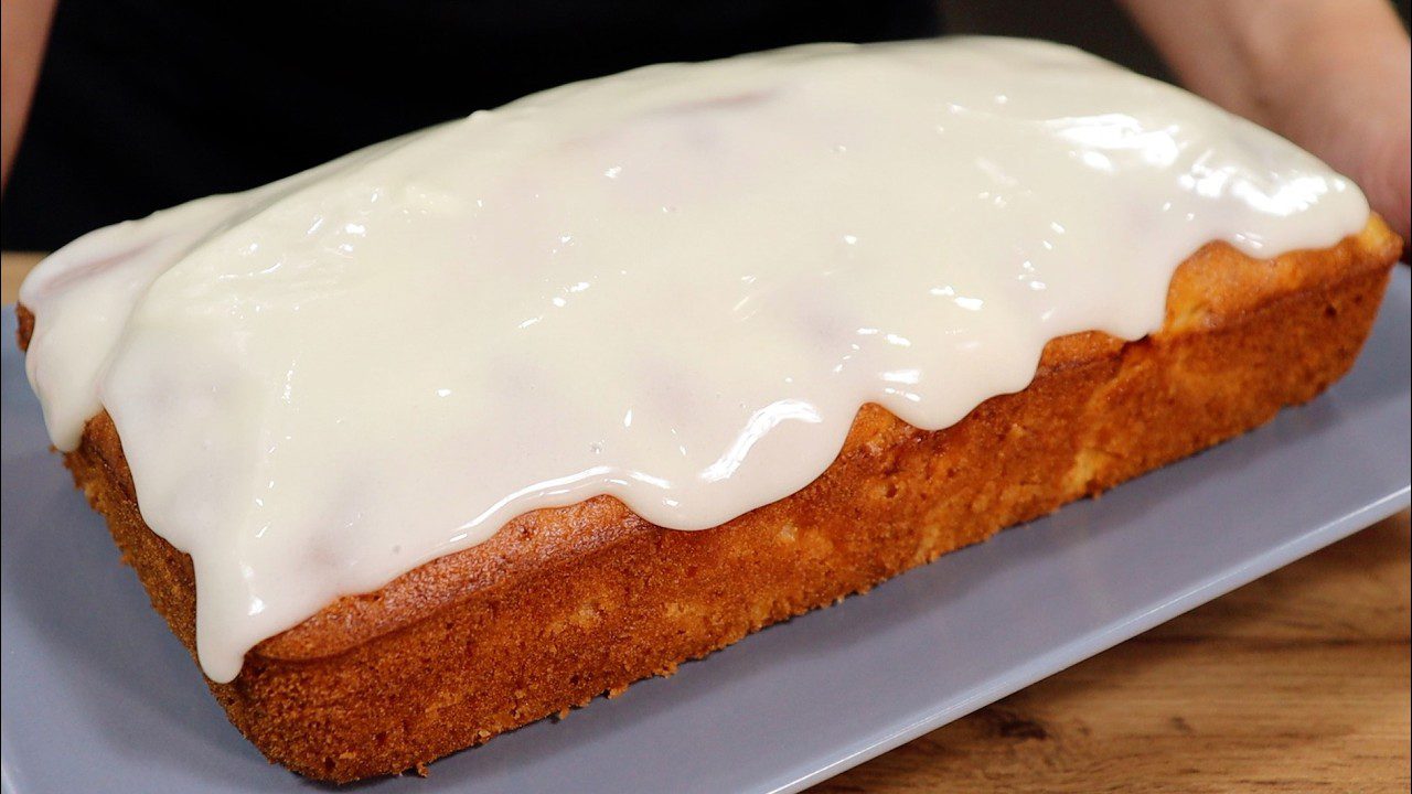 Кулінари розповіли, як приготувати ніжний яблучний кекс з лимонною глазур'ю