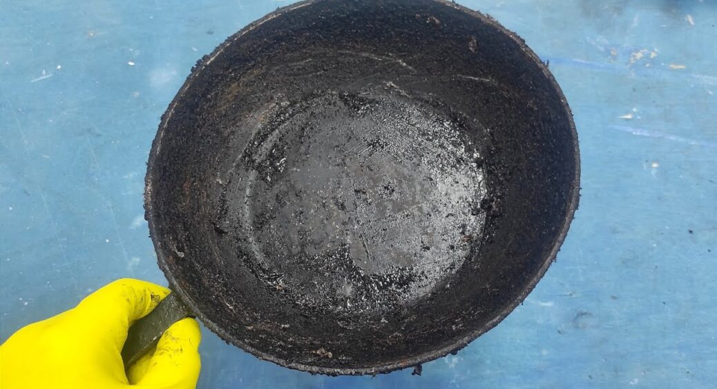 Сковорода з нагаром стала новою за ніч: серветки, нашатир та 1 пакет – покриття не пошкодила, а бруд зник 