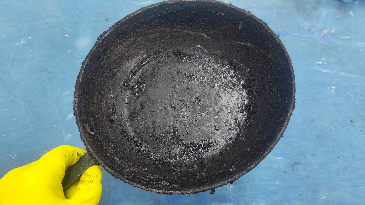 Експерти розповіли, як легко очистити сковороду від щільного нагару