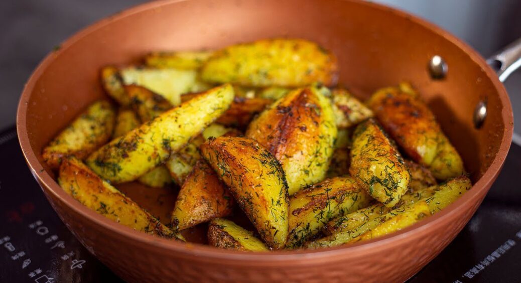 Картопля по-селянськи готується і без духовки: 1 секретна спеція — і смак як у ресторані 