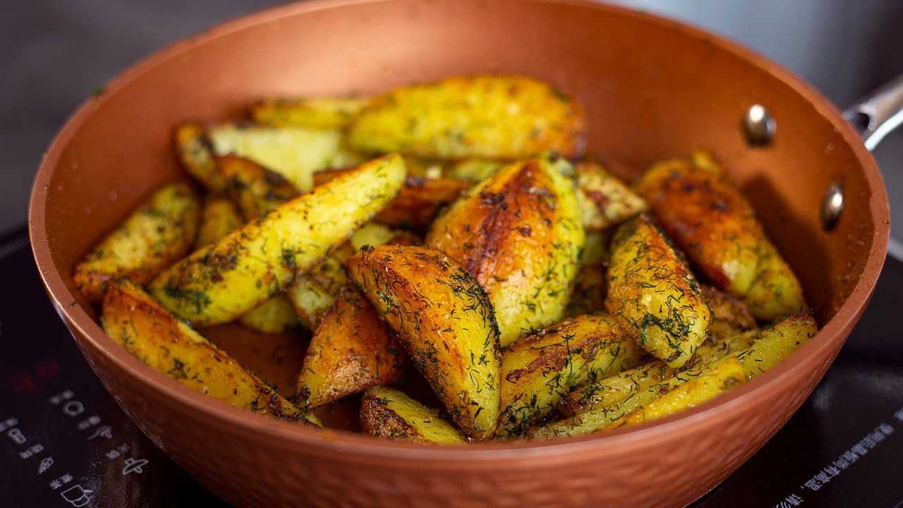 Кулінари поділилися секретом, завдяки якому картопля не прилипає до сковорідки