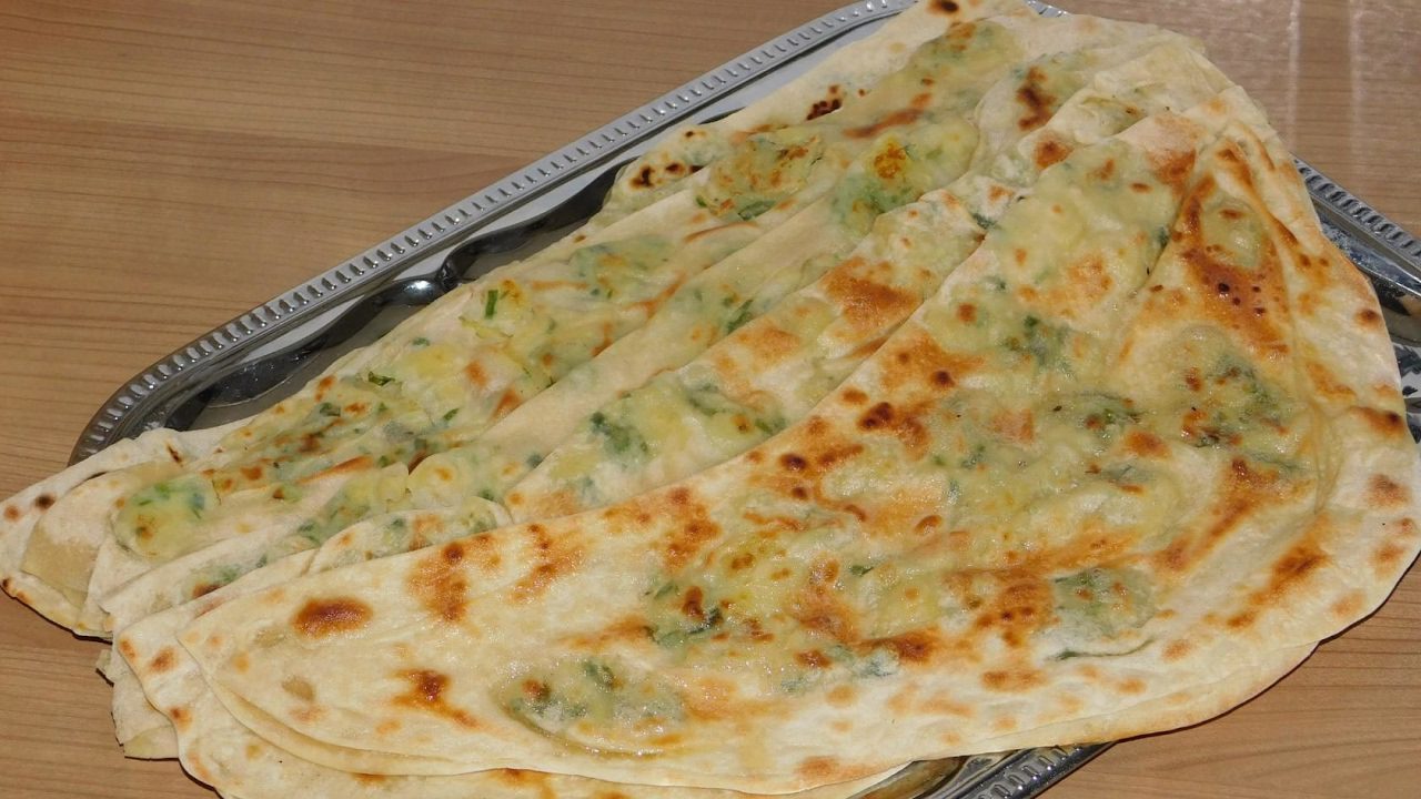 Кулінари розповіли, як приготувати коржики з картоплею та зеленою цибулею