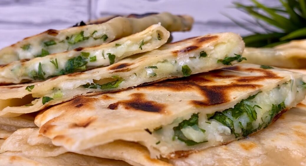 Ідеальна закуска: турецькі коржики з картоплею, зеленою цибулею та петрушкою – дякую подрузі за цей рецепт 