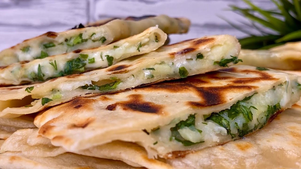 Кулінари розповіли, як приготувати коржики з картоплею та зеленою цибулею