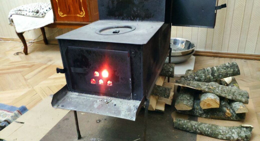 Мій дід, кочегар “старої школи” з 25-річною практикою, підказав, як покращити тягу в буржуйці 