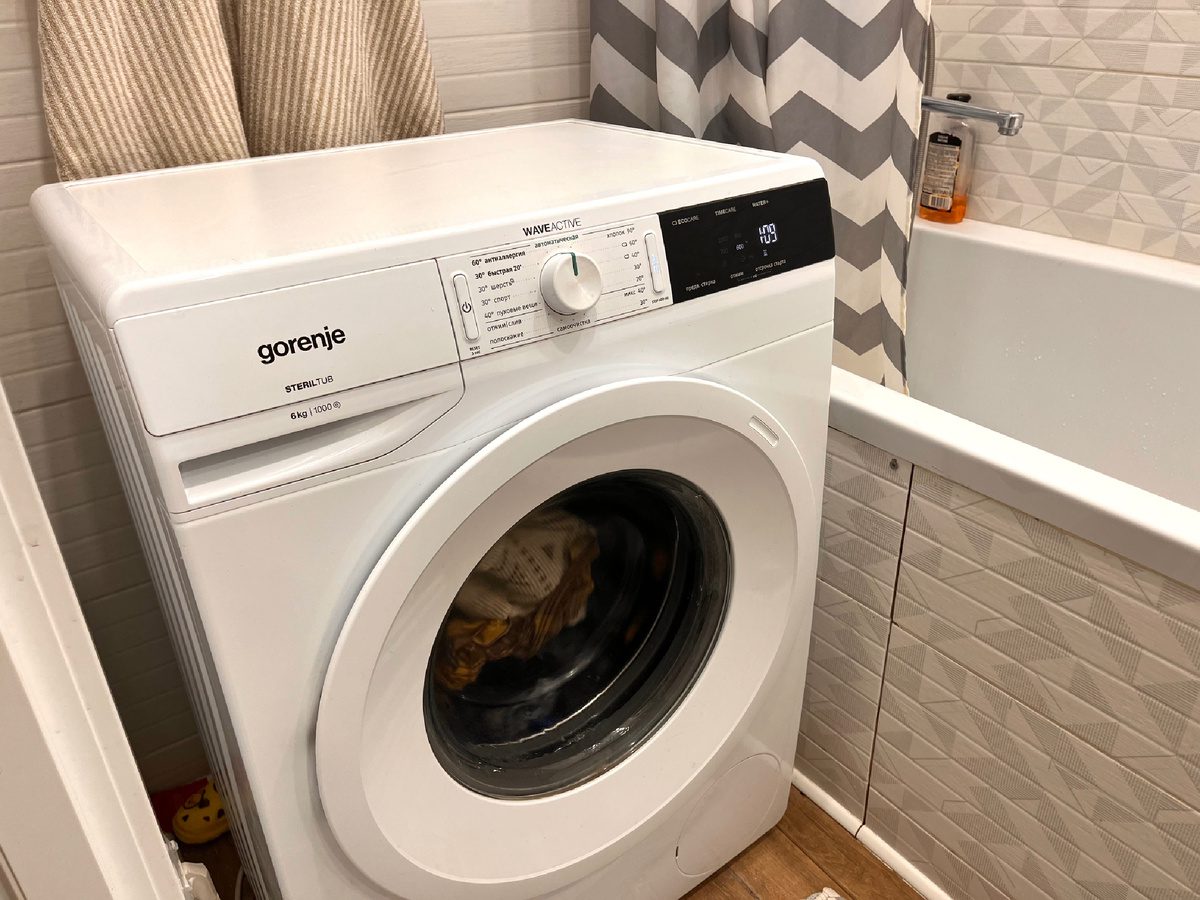 Експерти розповіли, як зафіксувати пральну машину, аби вона не стрибала по кімнаті під час прання