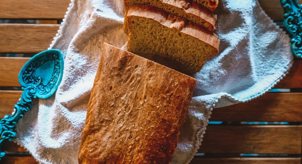 Пекар із досвідом 30 років підказав, як розм’якшити черствий хліб за 2 хвилини: смак, ніби щойно спекли 