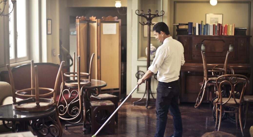 У ці 2 дні тижня в жодному разі не можна прибирати в домі: накличете біду та перекриєте фінансовий потік 