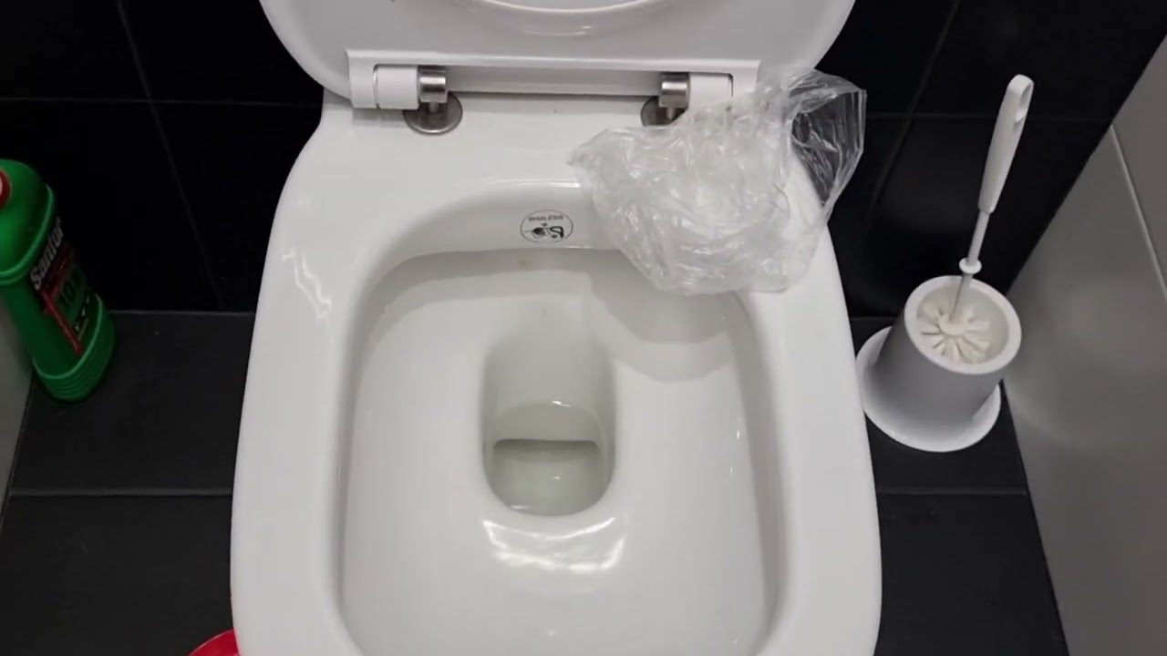 Покоївки назвали 3 способи, які допоможуть за 5 хв позбутися іржі в унітазі