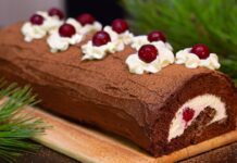 Шоколадний рулет із вишнею: витрачаю лише 25 хвилин – і смачнючий десерт без зайвих зусиль готовий. Рецепт Кулінари розповіли, як приготувати смачний шоколадний рулет із вишнею за 25 хв