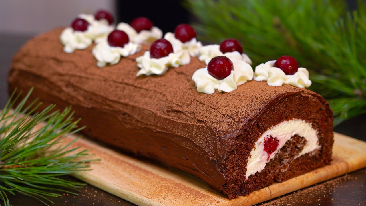 Кулінари розповіли, як приготувати смачний шоколадний рулет із вишнею за 25 хв