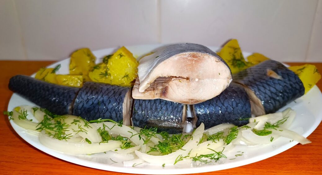 Беру 1 кг оселедця + 6 ст. ложок солі – і солю рибу, як ніхто зі знайомих: секрет – у 3 видах спецій 