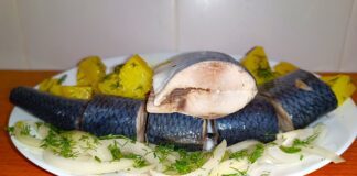 Кулінари розповіли, як смачно засолити оселедець у домашніх умовах