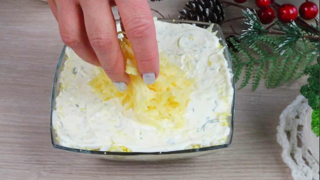 Кулінари розповіли, як приготувати салат із тунцем, кукурудзою, сиром та яйцями