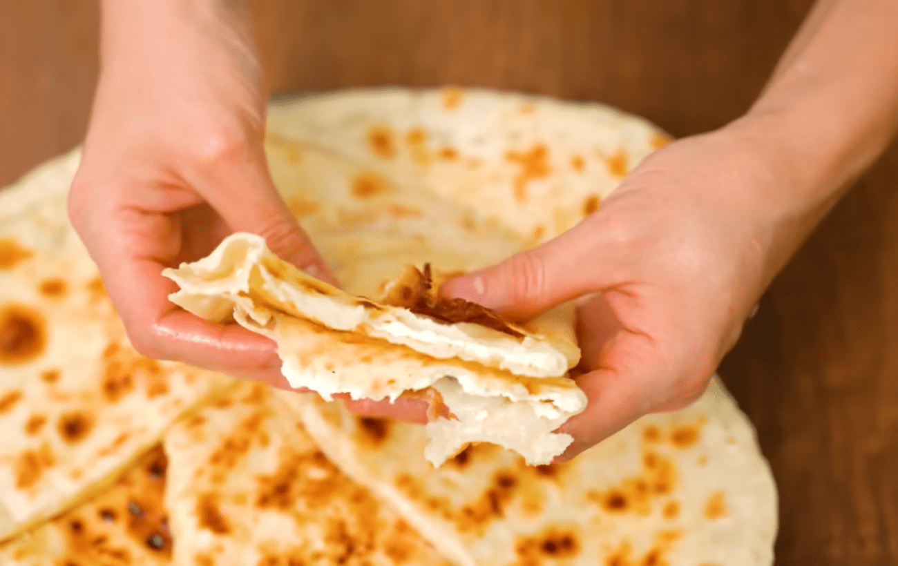 Кулінари розповіли, як приготувати сирно-часникові коржики